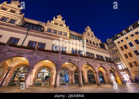 Leipzig, Deutschland - 02. Juli 2022: Die Innenstadt der sächsischen Metropole bei Nacht. Das alte Rathaus oder Rathaus beleuchtet im Sommer. Menschen Stockfoto
