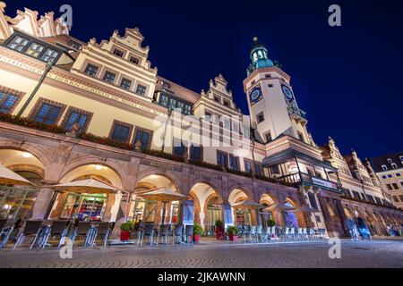 Leipzig, Deutschland - 02. Juli 2022: Neues Rathaus am Leipziger Marktplatz. Beleuchtet in einer warmen Sommernacht. Das Neue Rathaus bei Stockfoto