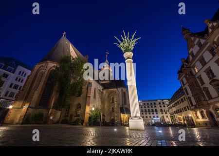 Leipzig, Deutschland - 02. Juli 2022: Die Innenstadt der sächsischen Metropole bei Nacht. Nikolaikirche oder Nikolaikirche beleuchtet. Einer der Majo Stockfoto