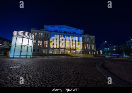 Leipzig, Deutschland - 02. Juli 2022: Augustusplatz mit nächtlicher Beleuchtung der Oper Leipzig. Das Gewandhausorchester tritt als Orchester auf. Vorne Stockfoto