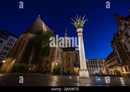 Leipzig, Deutschland - 02. Juli 2022: Die Innenstadt der sächsischen Metropole bei Nacht. Nikolaikirche oder Nikolaikirche beleuchtet. Einer der Majo Stockfoto