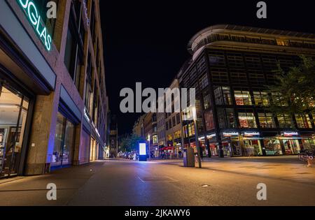 Leipzig, Deutschland - 02. Juli 2022: Die Peterstraße bei Nacht. Keine Leute mehr auf der Straße. Gebäude noch durch Licht beleuchtet, aber die Straße, die Stockfoto