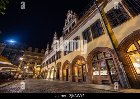 Leipzig, Deutschland - 02. Juli 2022: Neues Rathaus am Leipziger Marktplatz. Beleuchtet in einer warmen Sommernacht. Das Neue Rathaus bei Stockfoto
