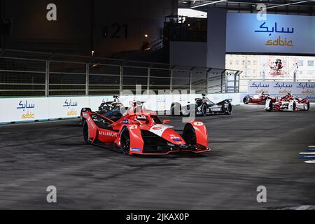 London, Großbritannien. 30.. Juli 2022. 7/30/2022 - Jake Dennis (GBR), Avalanche Andretti, BMW iFE.21, führt Stoffel Vandoorne (Bel), Mercedes Benz EQ, EQ Silver Arrow 02 und Nyck de Vries (NLD), Mercedes Benz EQ, EQ Silver Arrow 02 während des Formel-E-Runden 13 - London E-Prix in London, Großbritannien. (Foto: Simon Galloway/Motorsport Images/Sipa USA) Quelle: SIPA USA/Alamy Live News Stockfoto