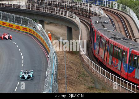 London, Großbritannien. 30.. Juli 2022. 7/30/2022 - Sam Bird (GBR), Jaguar TCS Racing, Jaguar I-TYPE 5, führt Jake Dennis (GBR), Avalanche Andretti, BMW iFE.21 während des Formel-E-Laufs 13 - London E-Prix in London, Großbritannien, an. (Foto: Alastair Staley/Motorsport Images/Sipa USA) Quelle: SIPA USA/Alamy Live News Stockfoto