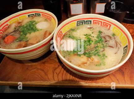 Nahaufnahme einer Schüssel mit Schweinefleisch Ramen, japanischer Nudel aus Sojasoße und Chashu (Schweinefleisch in Scheiben geschnitten) Stockfoto