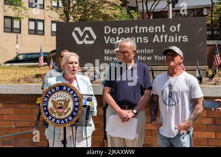 Senator Chuck Schumer und Senatorin Kirsten Gillibrand hielten eine Pressekonferenz im Department of Veterans Affiairs Medical Center in New York City ab, um bekannt zu geben, dass trotz der Bemühungen der GOP des Senats, die Verabschiedung des PACT-Gesetzes in der vergangenen Woche zu verhindern, diese Woche eine neue Abstimmung stattfinden wird. Beide Senatoren stehen mit Veteranen von NY und Long Island zusammen und fordern die Republikaner auf, für das Versprechen, umfassende Toxika (PACT) zu behandeln und die Gesundheitsberechtigung auf Veteranen auszuweiten, mit Ja zu stimmen. (Foto von Steve Sanchez/Pacific Press) Stockfoto