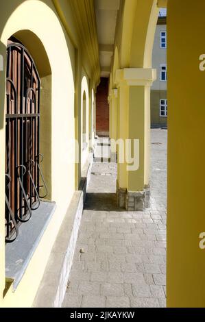 Bogen des alten Gebäudes, Iwano-Frankivsk Stadtbild in der Ukraine Stockfoto