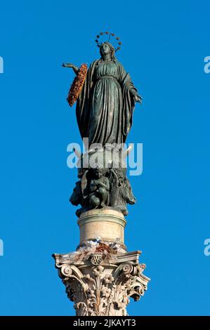 Statue der Jungfrau Maria (von Giuseppe Obici) auf der Spitze der Säule der Unbefleckten Empfängnis auf dem Mignanelli-Platz, Rom, Italien Stockfoto