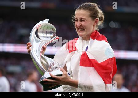 London, Großbritannien. 31.. Juli 2022. Ellen White aus England posiert mit der Trophäe nach dem Spiel der UEFA Women's European Championship 2022 im Wembley Stadium, London. Bildnachweis sollte lauten: Jonathan Moscrop/Sportimage Kredit: Sportimage/Alamy Live News Stockfoto