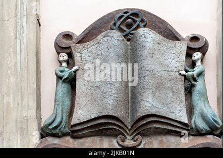 Buchschmuck an der Wand des alten Gebäudes in Lviv Ukraine Stockfoto