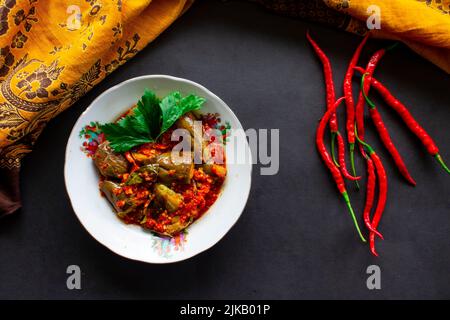 sambal Terong oder Auberginen-Sauce ist indonesische traditionelle Food Chilisauce, die aus Chilies und Auberginen hergestellt wird, zerkleinert und dann gebraten wird Stockfoto