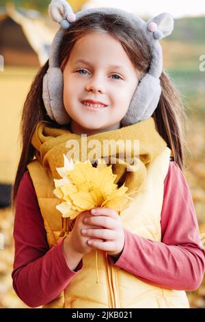 Herbst Saison glücklich niedlichen Mädchen gelb Ahornblätter Stockfoto