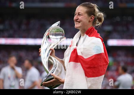 London, Großbritannien. 31.. Juli 2022. Ellen White aus England posiert mit der Trophäe nach dem Spiel der UEFA Women's European Championship 2022 im Wembley Stadium, London. Bildnachweis sollte lauten: Jonathan Moscrop/Sportimage Kredit: Sportimage/Alamy Live News Stockfoto