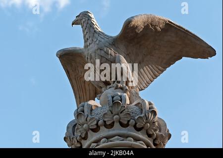 Alte Skulptur eines Adlers auf dem Lytschakiv Friedhof in Lwiw, Ukraine Stockfoto