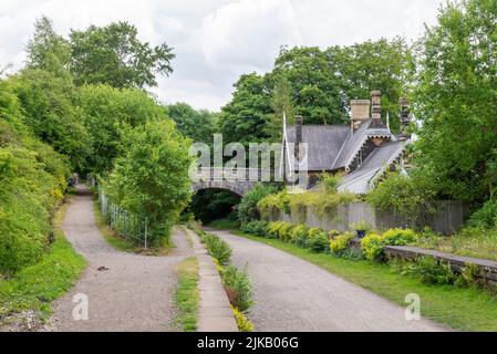 Alter Bahnhof in der Nähe von Great Longstone und Thornbridge Hall auf dem Monsal Trail im Peak District, Derbyshire. Stockfoto