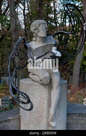 Grabskulptur eines Engels mit Taube auf einem Grabstein auf dem Lytschakiv Friedhof in Lwiw, Ukraine Stockfoto