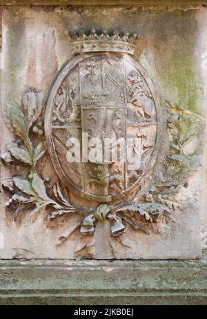 Altes Wappen an der Wand auf Lytschakiv-Gelände in Lwiw Ukraine Stockfoto