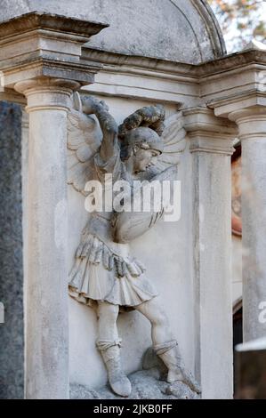 Grabskulptur eines Kriegers auf einer Wand einer antiken Krypta auf dem Lytschakiv Friedhof in Lwiw, Ukraine Stockfoto