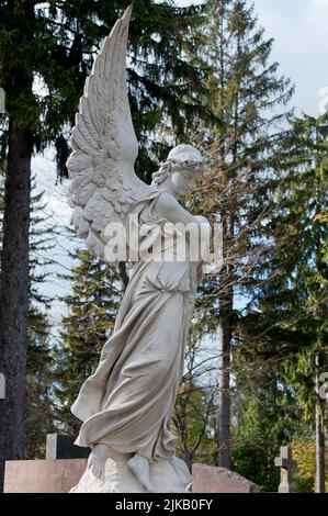 Grabskulptur eines hoch aufragenden Engels auf dem Lytschakower Friedhof in der Ukraine Lwiw Stockfoto