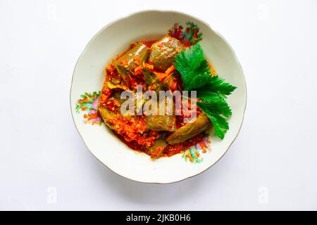 sambal Terong oder Auberginen-Sauce ist indonesische traditionelle Food Chilisauce, die aus Chilies und Auberginen hergestellt wird, werden zerkleinert und dann isoliert auf bla gebraten Stockfoto