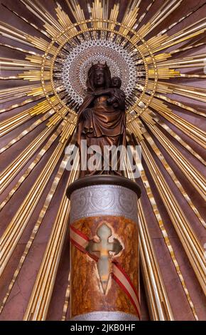 VALENCIA, SPANIEN - 14. FEBRUAR 2022: Die Statue der Madonna del Pilar in der Kathedrale von S. Agudo (1956). Stockfoto