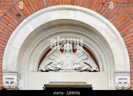 Engelsrelief über dem Desjudeport einer Krypta auf dem Lytschakiv-Friedhof in Lwiw, Ukraine Stockfoto