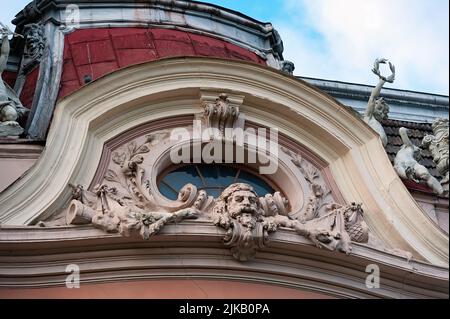 Die Wissenschaftler Haus Fassade Dekoration in Lviv, Ukraine Stockfoto