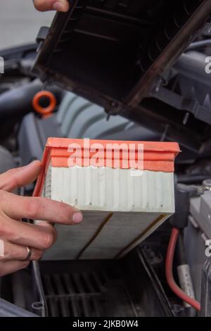 Techniker wechselt den Autofilter und das Autoersatzteil. Car Service Konzept. Selektiver Fokus Stockfoto