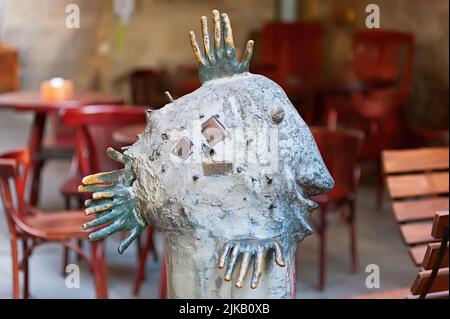 Die Skulptur des Fisches, der in der Ukraine in Lemberg lacht Stockfoto