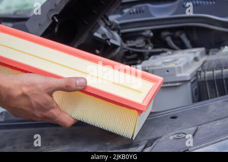 Techniker wechselt den Autofilter und das Autoersatzteil. Car Service Konzept. Selektiver Fokus Stockfoto