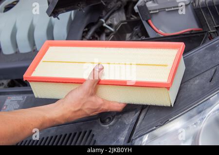 Techniker wechselt den Autofilter und das Autoersatzteil. Car Service Konzept. Selektiver Fokus Stockfoto