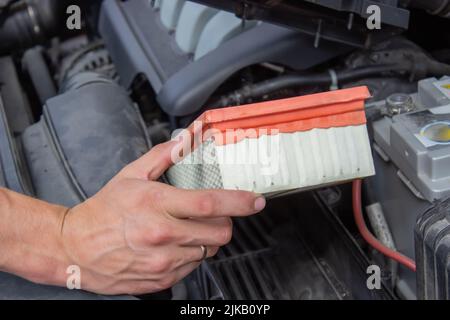 Techniker wechselt den Autofilter und das Autoersatzteil. Car Service Konzept. Selektiver Fokus Stockfoto