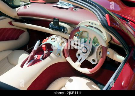 Innenansicht des Cockpits eines Red, 2002, TVR Tuscan S auf der Sandwich Classic Car Show Stockfoto