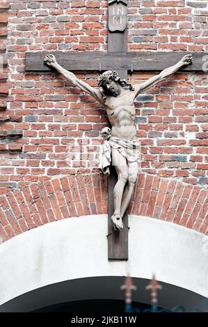 Das Kruzifix an der Wand der armenischen Kirche in Lemberg, Ukraine Stockfoto