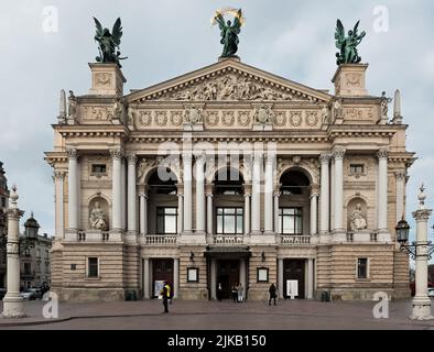 Solomiya Krushelnytska Lviv Staatliches Akademisches Theater für Oper und Ballett oder Lviv Oper von der Svobody Avenue in Lviv Ukraine aus gesehen Stockfoto