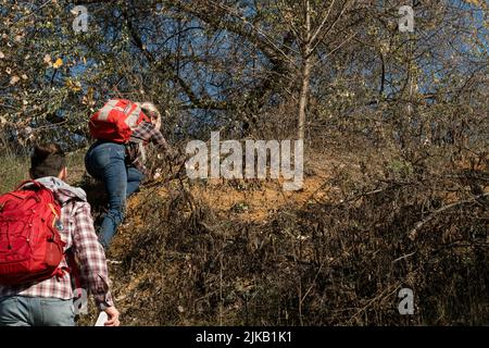 Wandern Reise paar Klettern Hügel fallen Landschaft Stockfoto