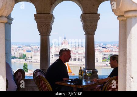 Menschen im Panorama-Café der Fischerbastei, mit Blick auf die Donau und ihre Böschungen, Budapest, Ungarn Stockfoto