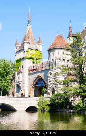 Torhaus Turm, Vajdahunyad vára, Vajdahunyad Burg, Varosliget, Stadtpark, Budapest, Ungarn Stockfoto