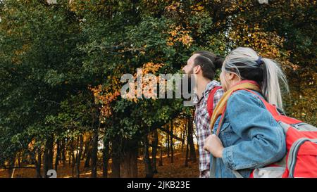 Herbst Reise Paar Reisen Herbst Naturpark Stockfoto