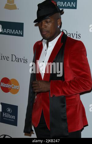 BEVERLY HILLS, CA - 11. FEBRUAR: Ne-Yo kommt am 11. Februar 2012 in Beverly Hills, Kalifornien, bei der Pre-GRAMMY Gala der Clive Davis und der Recording Academy 2012 an und würdigt Richard Branson im Beverly Hilton Hotel. Menschen: Ne-Yo Stockfoto