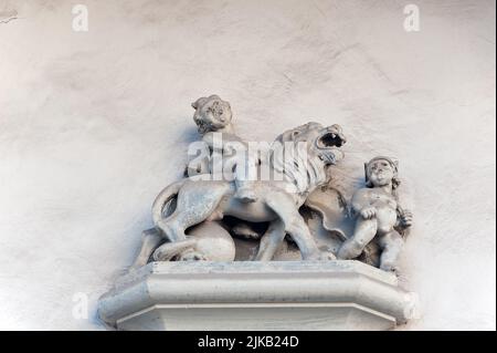 Relief auf einem alten Gebäude auf dem Marktplatz in Lviv, Ukraine Stockfoto