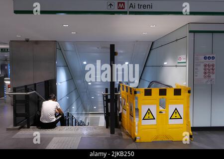 EINE U-BAHN-ROLLTREPPE IST AUFGRUND EINES MECHANISCHEN DEFEKTS BLOCKIERT Stockfoto