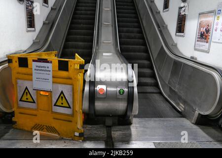 EINE U-BAHN-ROLLTREPPE IST AUFGRUND EINES MECHANISCHEN DEFEKTS BLOCKIERT Stockfoto