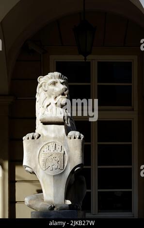 Lemberg Wappen auf Schild der Löwenskulptur am Abend in Lemberg Ukraine Stockfoto