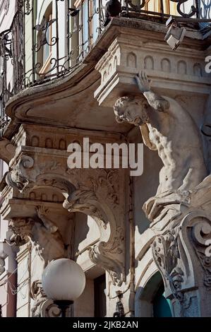 Dekorativer Korbbau des alten Rokoko-Gebäudes auf dem Marktplatz in Lviv Ukraine Stockfoto