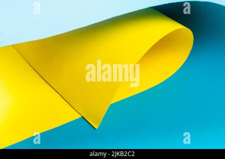 Farbpapiere Geometrie flache Komposition Hintergrund mit gelben und blauen Tönen. Farben Symbole der Ukraine. Stockfoto