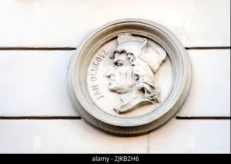 Relief von Jan Dugosz (Erzbischof von Lemberg) Profil in Medaillon an der alten Gebäudefassade in Lemberg Ukraine. Stockfoto