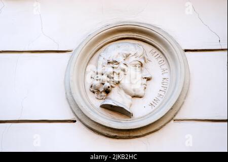 Relief des Mikolaj Kopernik-Profils in Medaillon an der alten Gebäudefassade in Lviv Ukraine Stockfoto