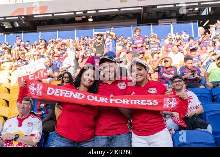 Harrison, New Jersey, USA. 30.. Juli 2022. Fans jeden Alters besuchen ein Freundschaftsspiel zwischen dem FC Barcelona und den New Yrok Red Bulls in der Red Bull Arena. Barcelona gewann 2 - 0 (Bildquelle: © Lev Radin/Pacific Press via ZUMA Press Wire) Stockfoto